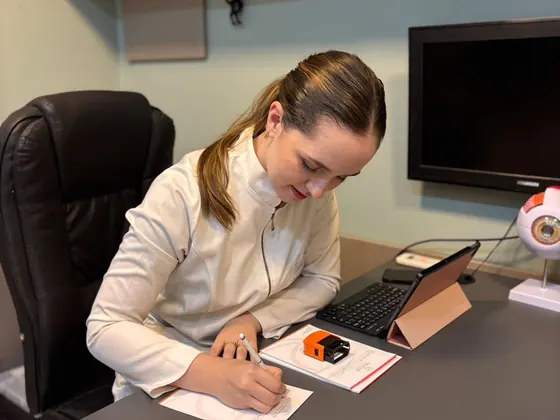 Dra. Eugênia Barwaldt registrando a anamnese e o plano de tratamento